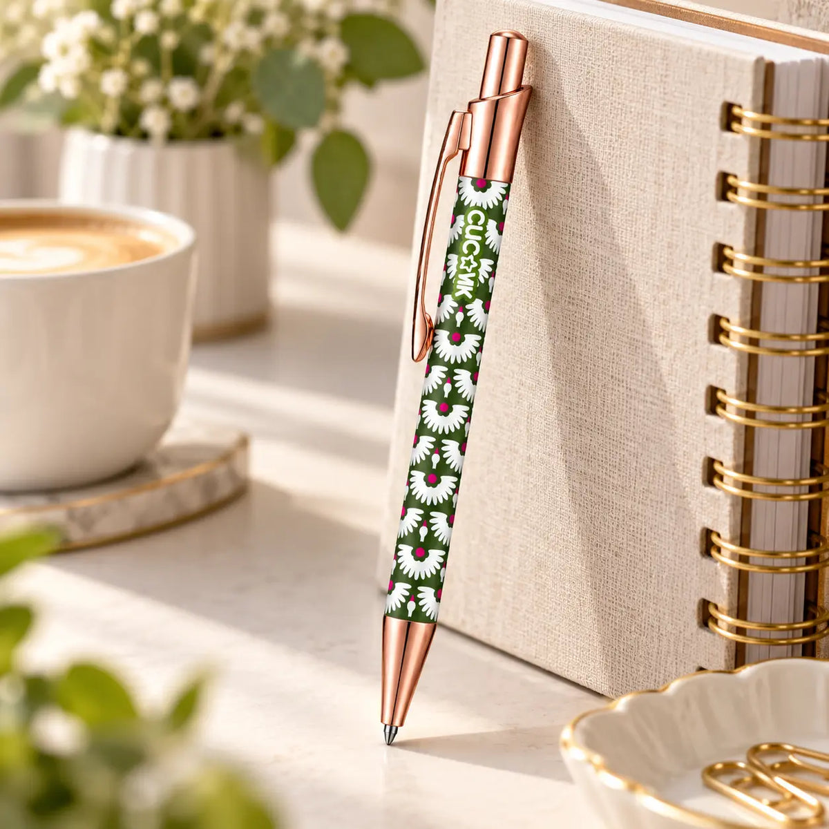 Caneta Esferográfica com Clip Metálico Cegonhas e Margaridas Verde | Dourado Rosa | Cucawik