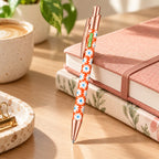 Caneta Esferográfica com Clip Metálico Margaridas Fundo Laranja | Dourado Rosa | Cucawik