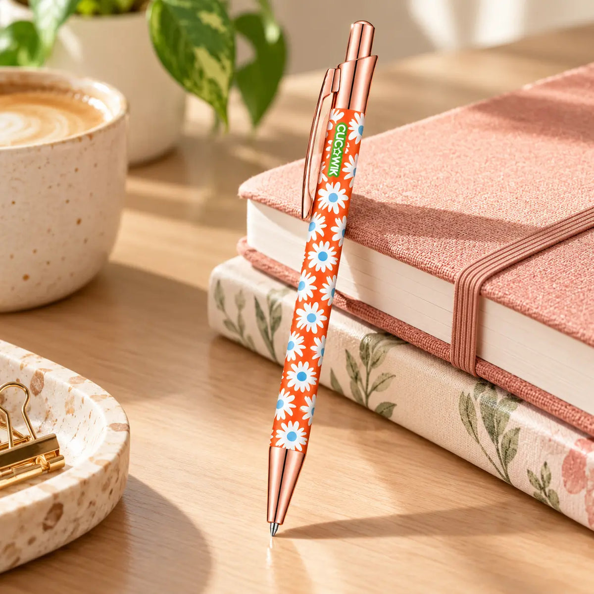 Caneta Esferográfica com Clip Metálico Margaridas Fundo Laranja | Dourado Rosa | Cucawik
