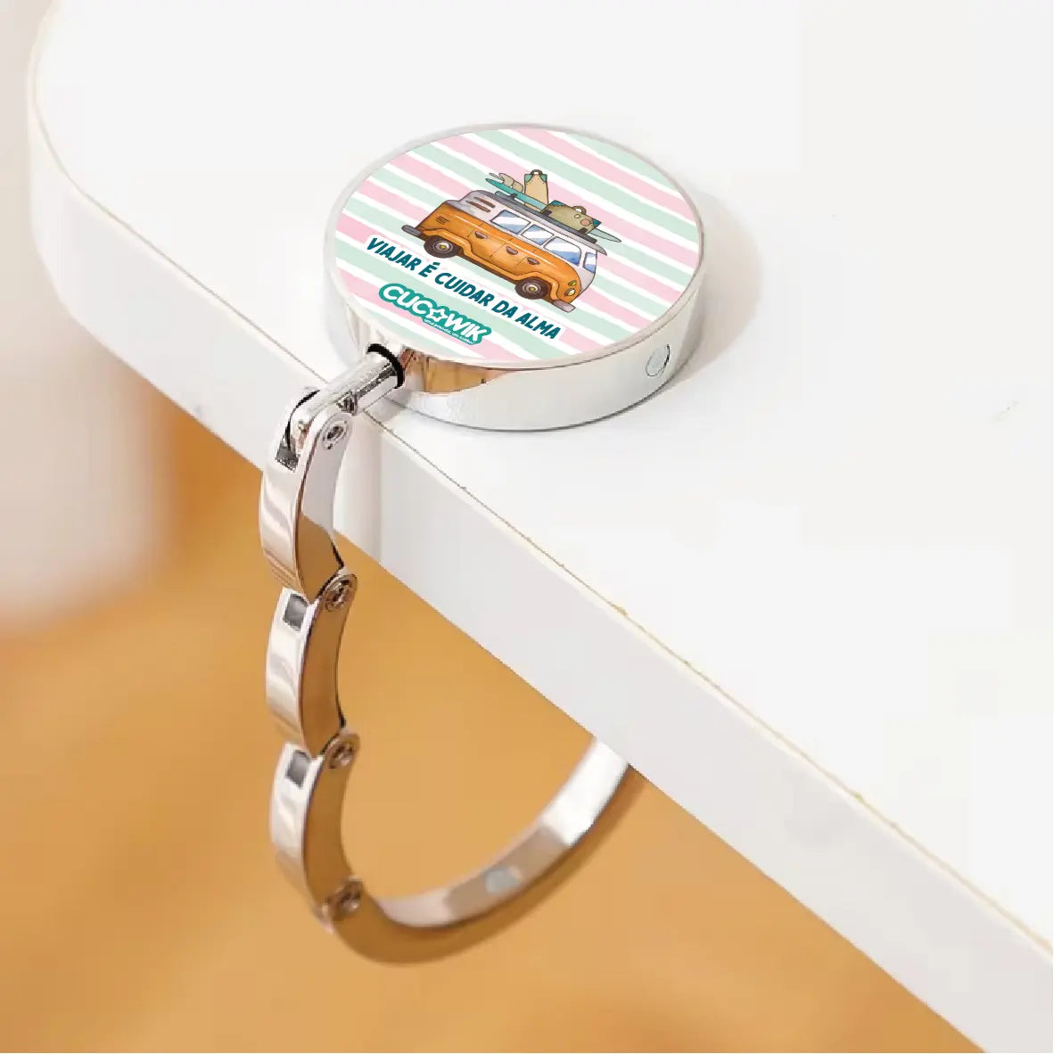 Gancho de Mala Dobrável para Mesa com Frase "Viajar é Cuidar da Alma" Van Surf | Cucawik