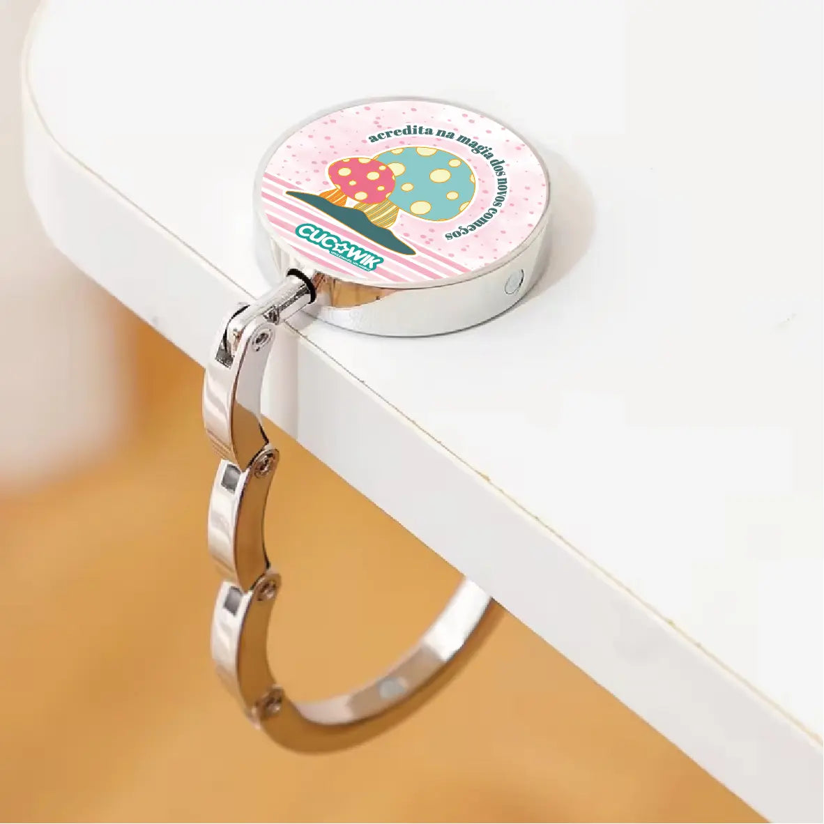 Gancho de Mala Dobrável para Mesa com Frase "Acredita na Magia dos Novos Começos" | Cucawik