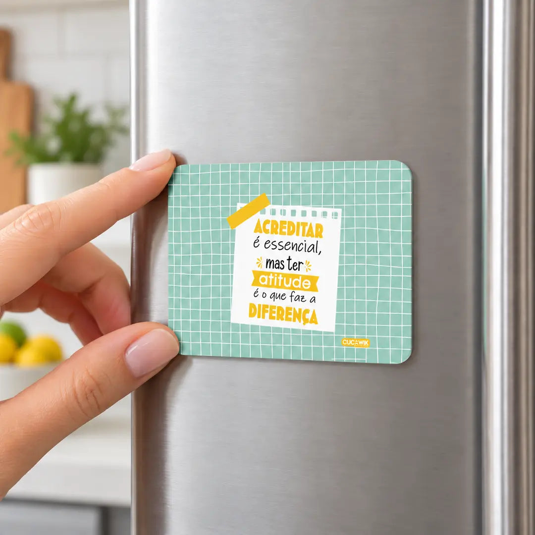 Íman de frigorífico Acreditar É Essencial Mas Ter Atitude Faz A Diferença em utilização – na porta do frigorífico