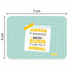 Medidas do íman de frigorífico Acreditar É Essencial Mas Ter Atitude Faz A Diferença – 7 × 5 cm