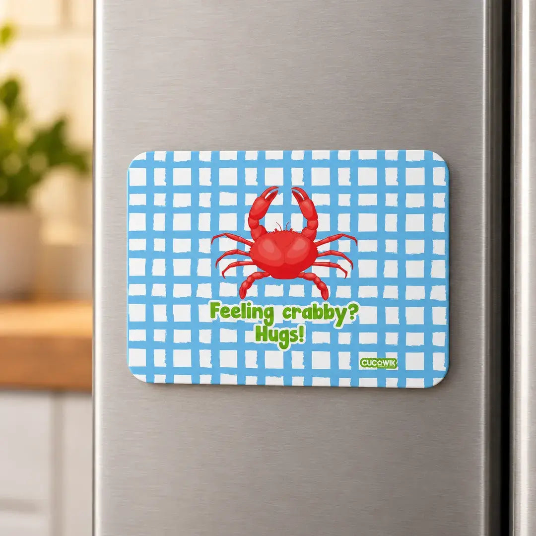 Íman de frigorífico Feeling Crabby? Hugs! em ambiente de cozinha