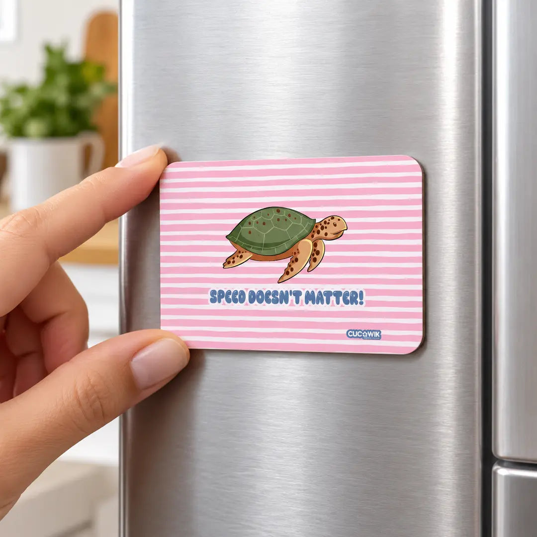 Íman de frigorífico Speed Doesn't Matter! em utilização – na porta do frigorífico