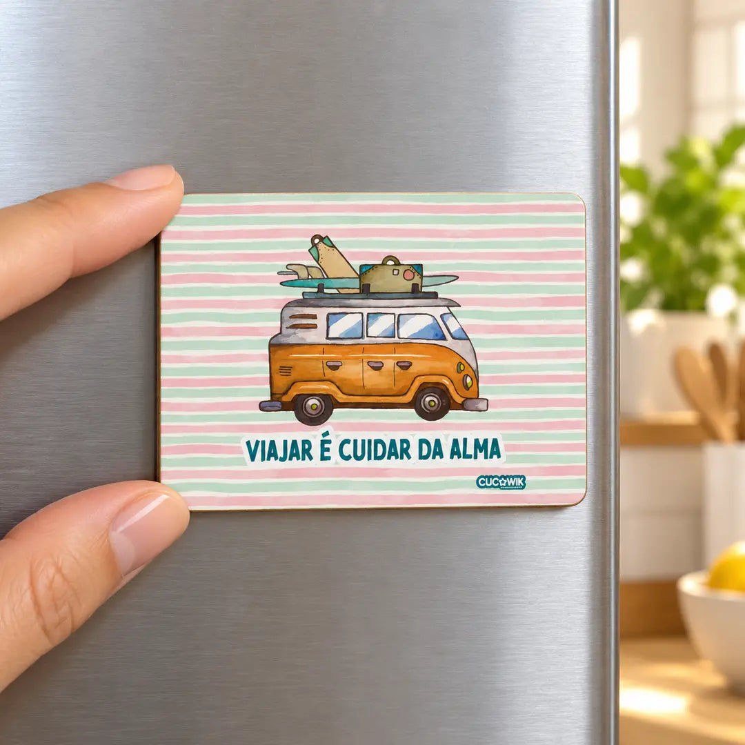 Íman de frigorífico Viajar é Cuidar da Alma em utilização – na porta do frigorífico