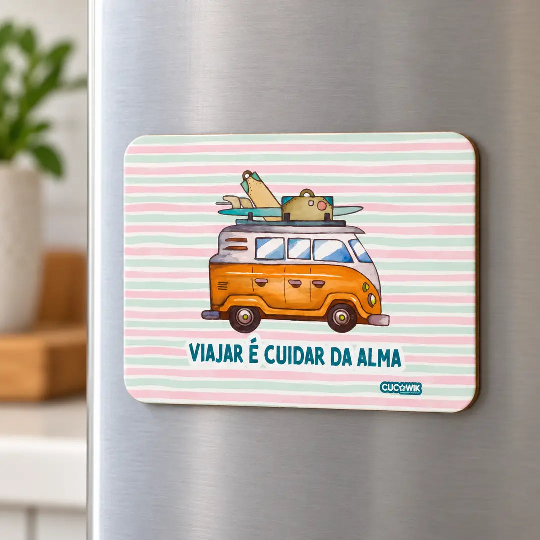 Íman de frigorífico Viajar é Cuidar da Alma em ambiente de cozinha