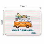 Medidas do íman de frigorífico Viajar é Cuidar da Alma – 7 × 5 cm