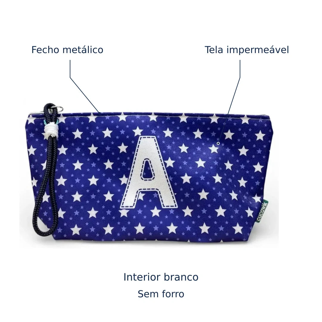 Bolsa Alex azul com letra A — tela impermeável, fecho metálico, interior branco e sem forro.