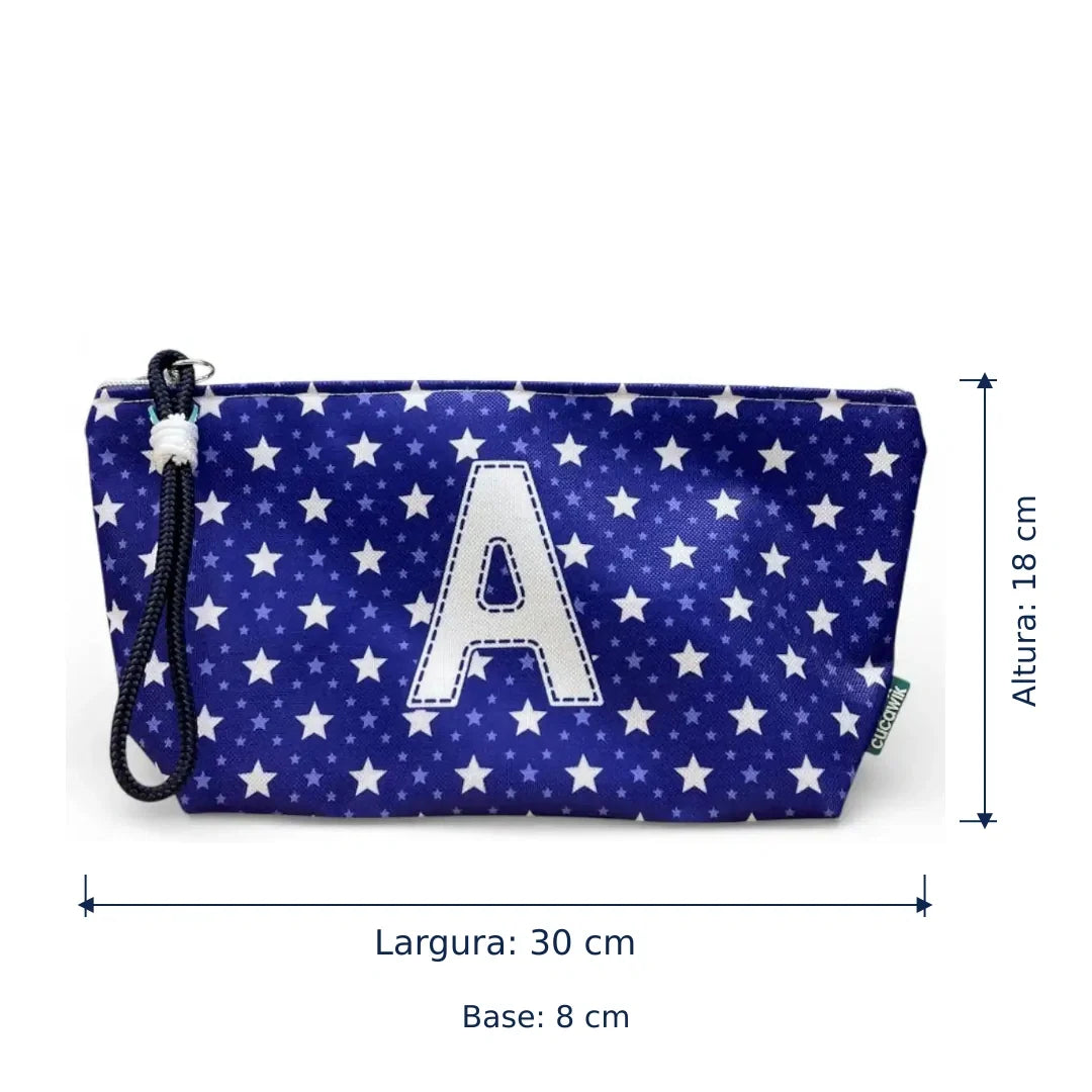 Bolsa Alex azul com letra A — largura de 30 cm, altura de 18 cm e base de 8 cm.