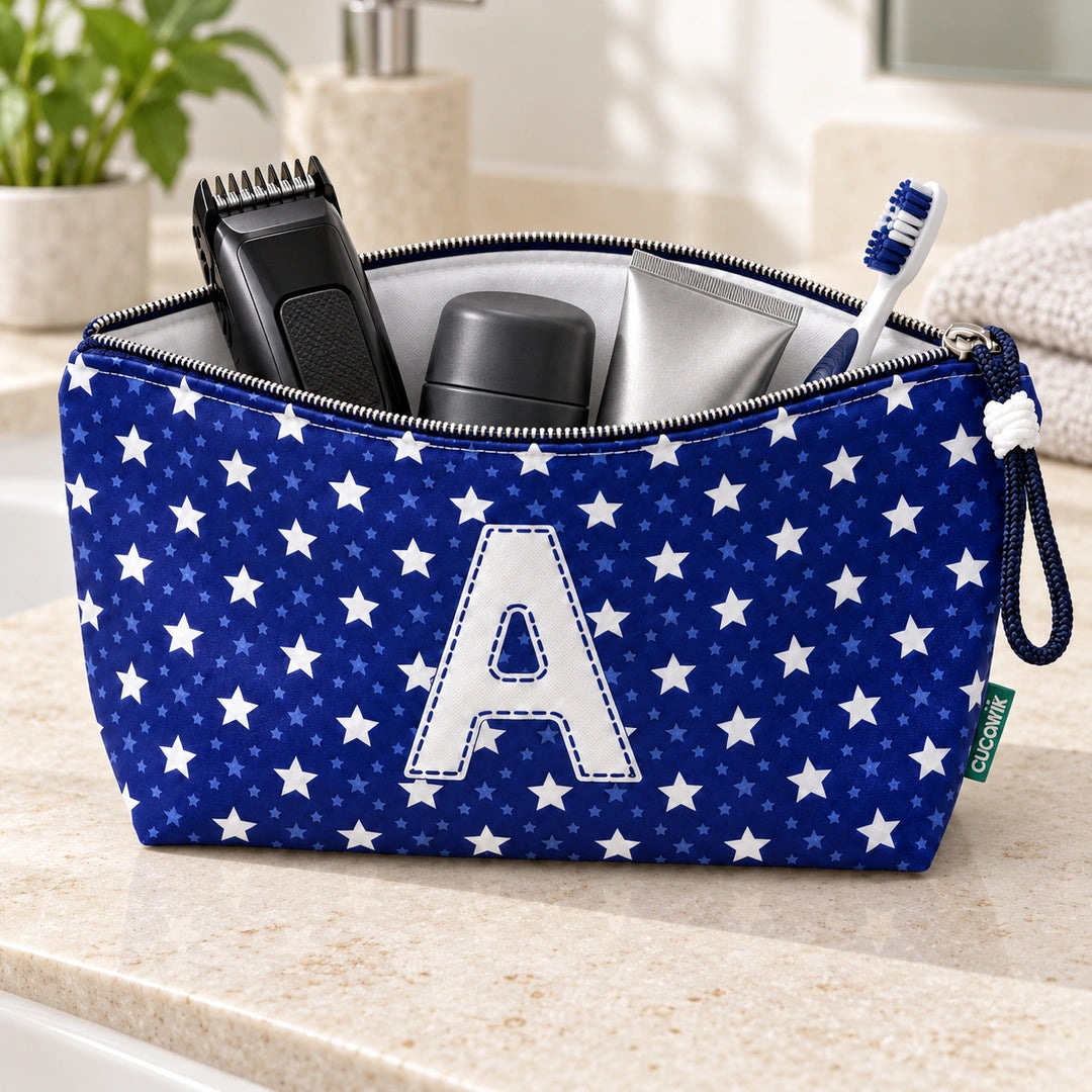 Bolsa Alex azul com letra A aberta, com produtos de higiene masculina, interior branco e fecho metálico.