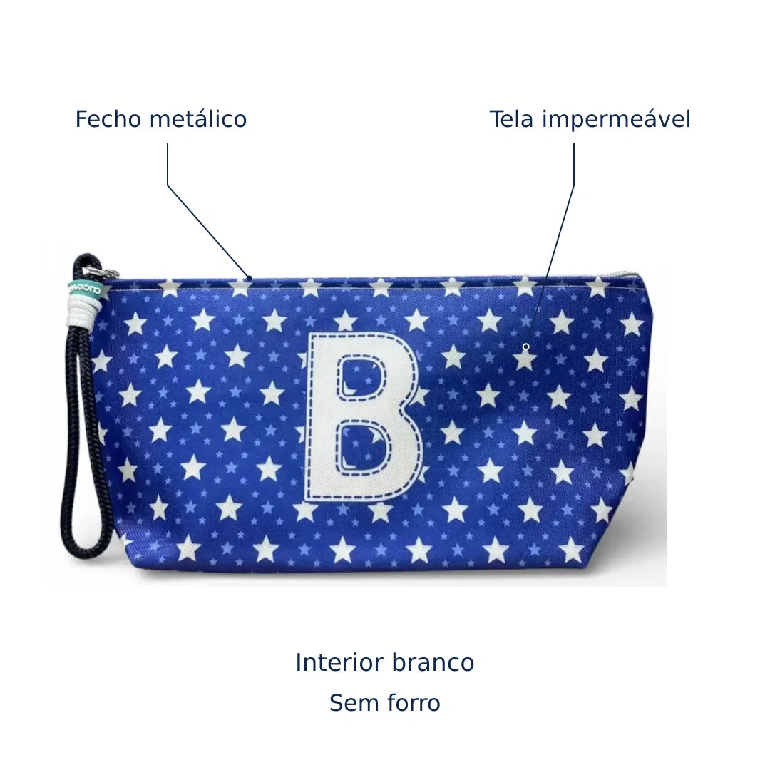 Bolsa Alex azul com letra B — tela impermeável, fecho metálico, interior branco e sem forro.