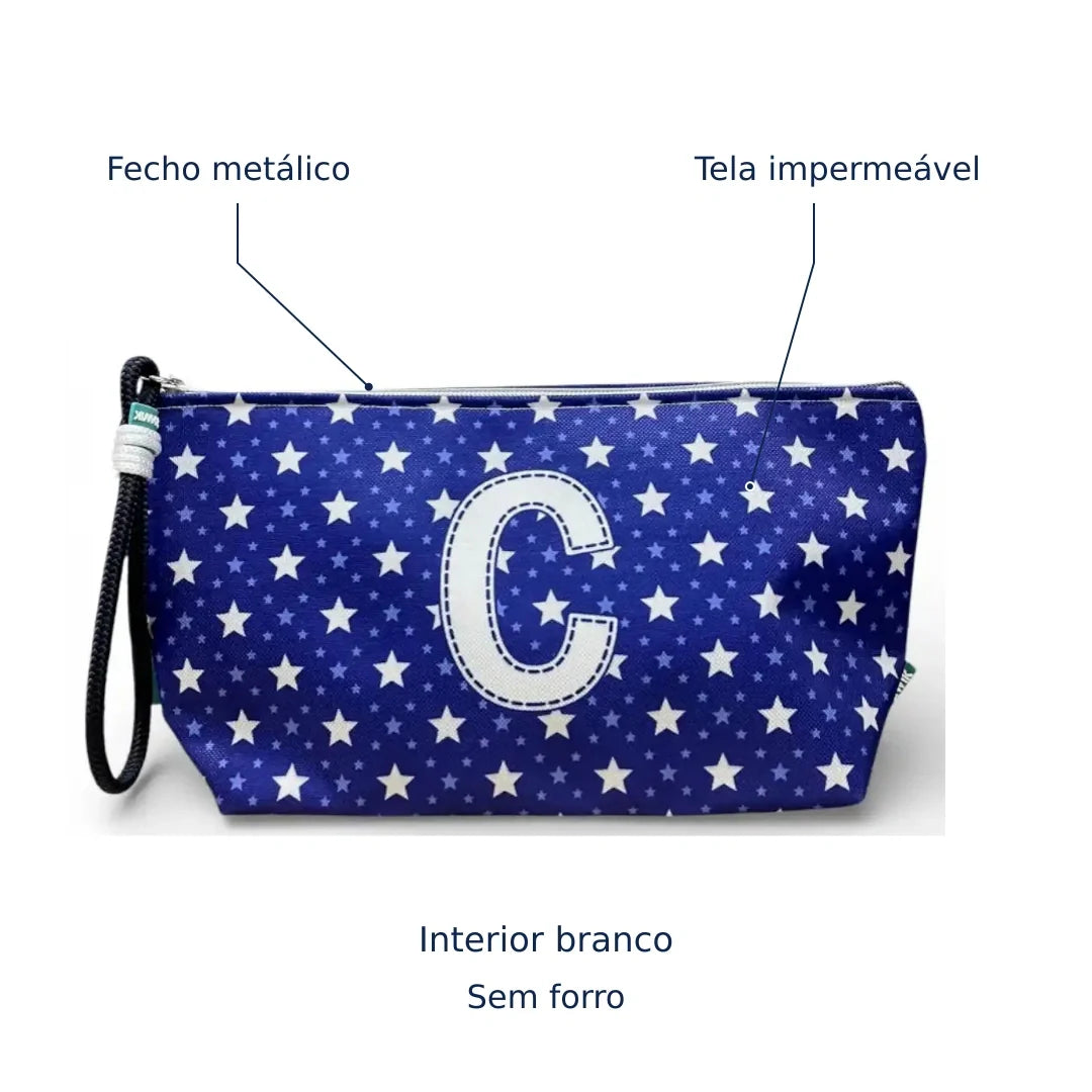 Bolsa Alex azul com letra C — tela impermeável, fecho metálico, interior branco e sem forro.