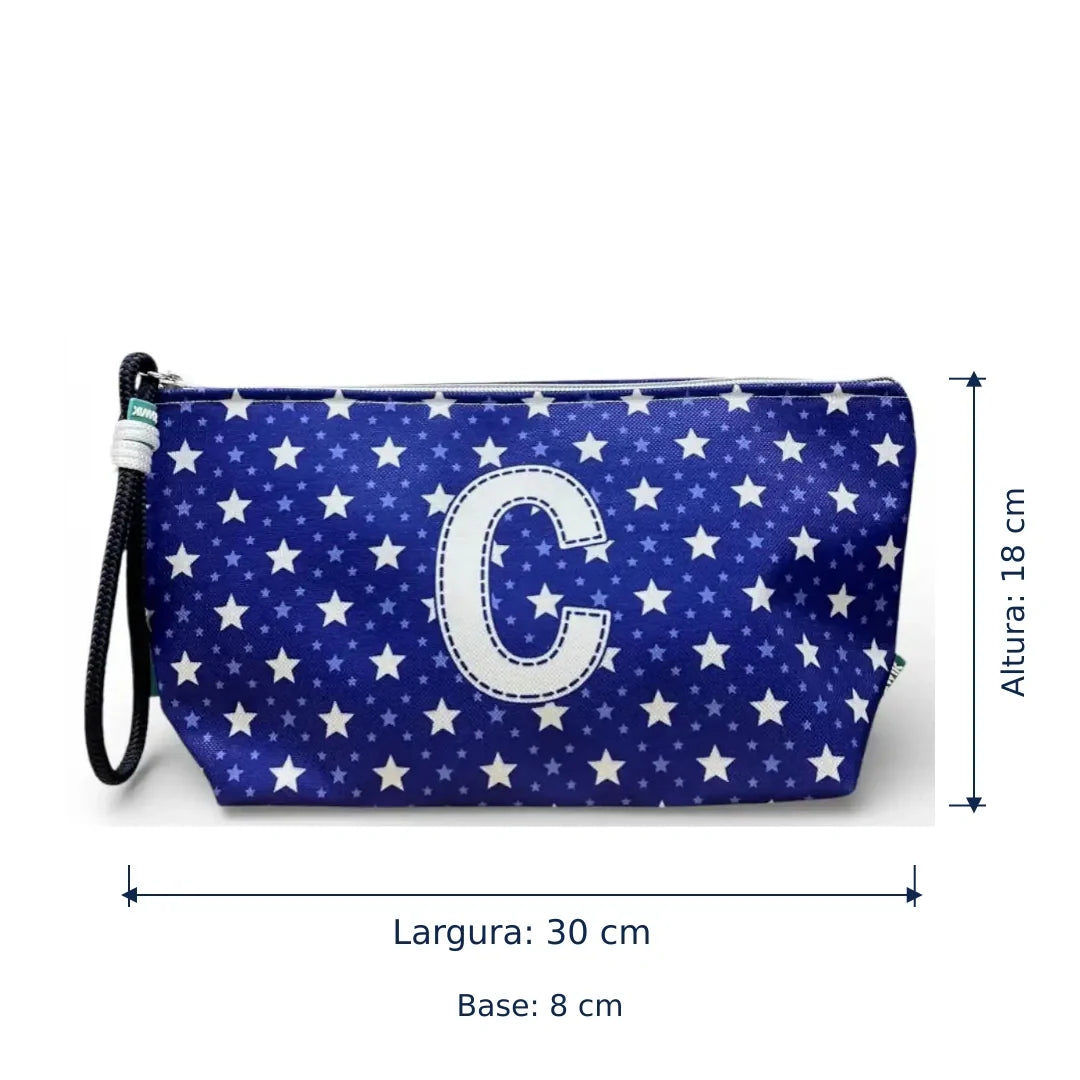 Bolsa Alex azul com letra C — largura de 30 cm, altura de 18 cm e base de 8 cm.