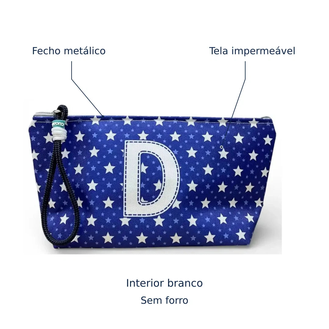 Bolsa Alex azul com letra D — tela impermeável, fecho metálico, interior branco e sem forro.
