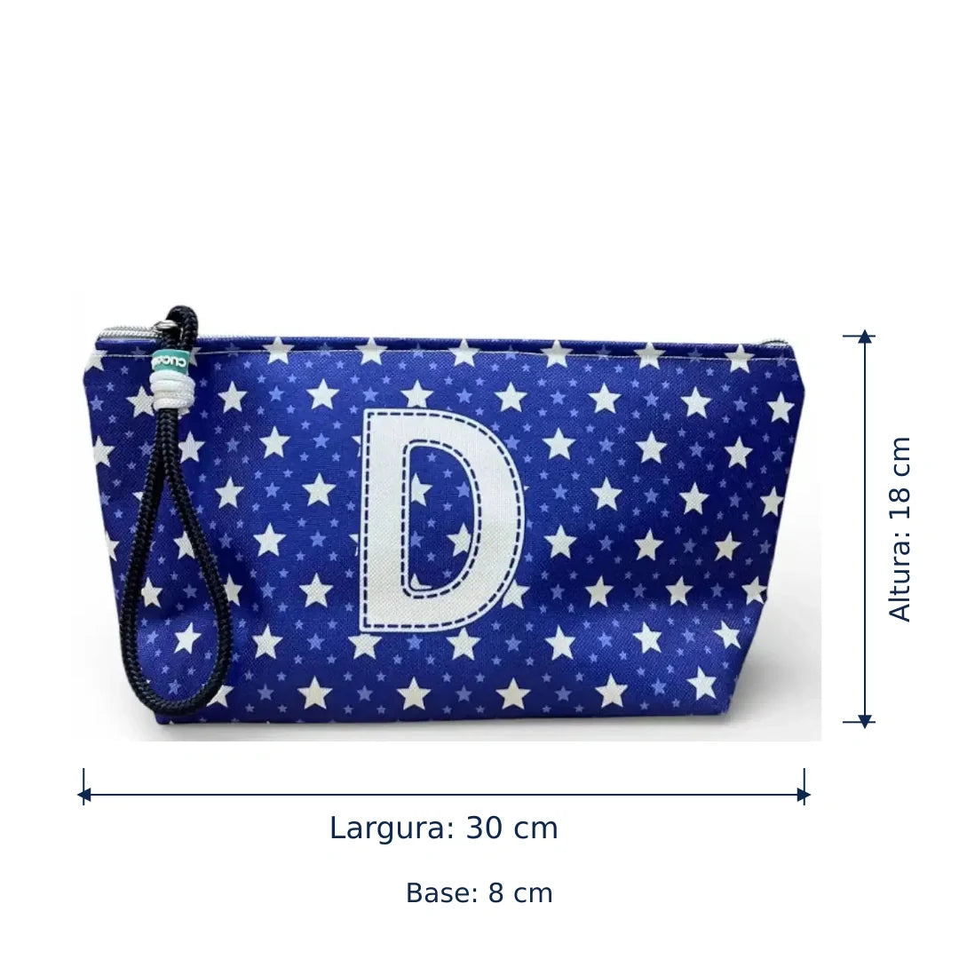 Bolsa Alex azul com letra D — largura de 30 cm, altura de 18 cm e base de 8 cm.