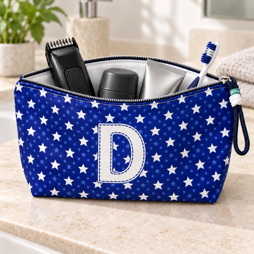 Bolsa Alex azul com letra D aberta, com produtos de higiene masculina, interior branco e fecho metálico.