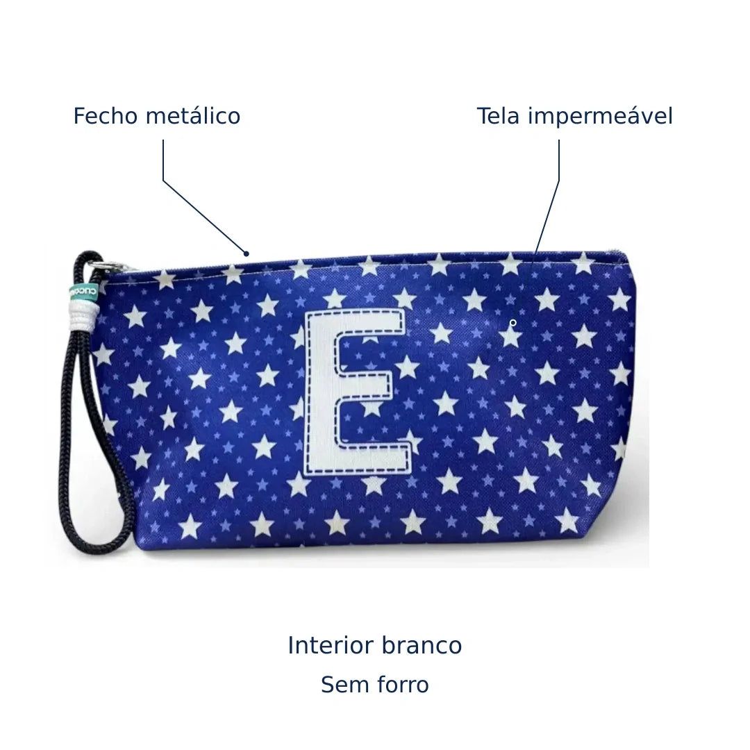 Bolsa Alex azul com letra E — tela impermeável, fecho metálico, interior branco e sem forro.