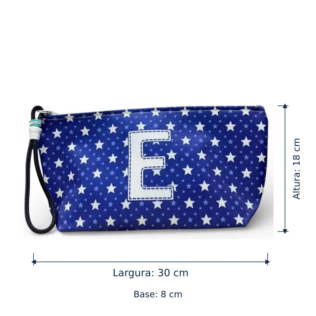 Bolsa Alex azul com letra E — largura de 30 cm, altura de 18 cm e base de 8 cm.