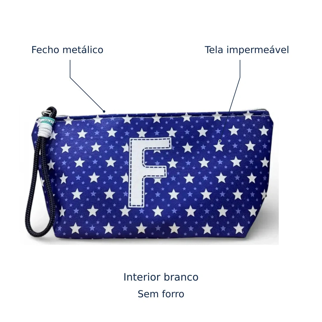 Bolsa Alex azul com letra F — tela impermeável, fecho metálico, interior branco e sem forro.