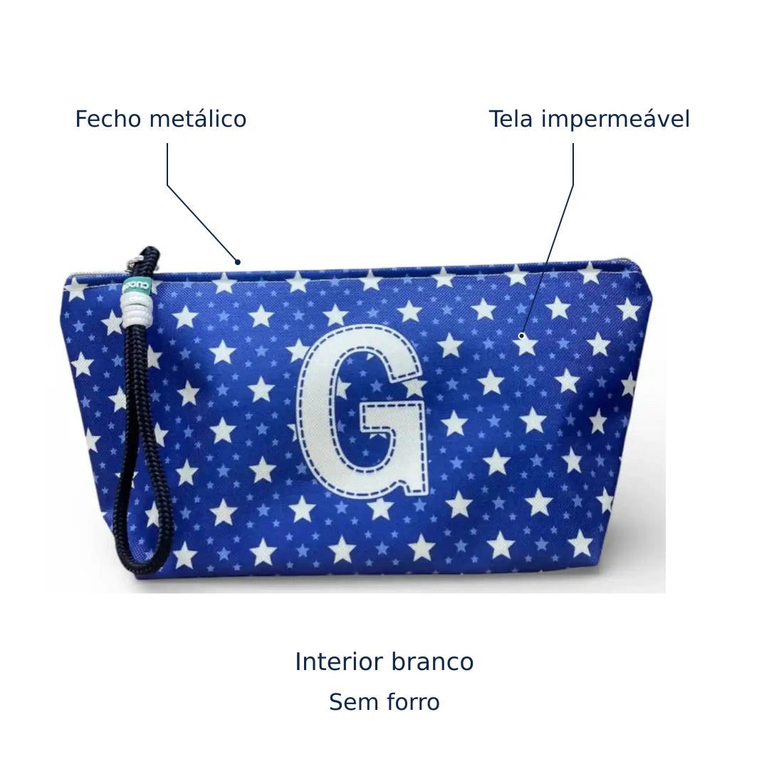 Bolsa Alex azul com letra G — tela impermeável, fecho metálico, interior branco e sem forro.