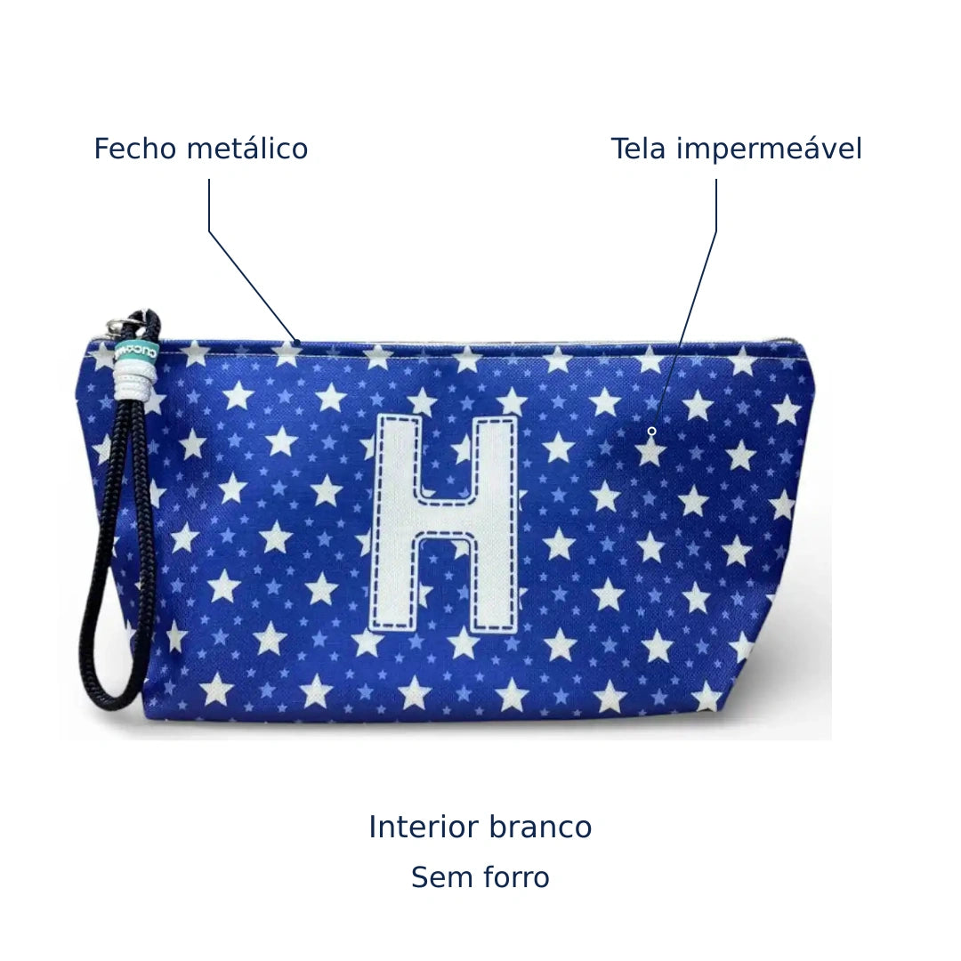 Bolsa Alex azul com letra H — tela impermeável, fecho metálico, interior branco e sem forro.