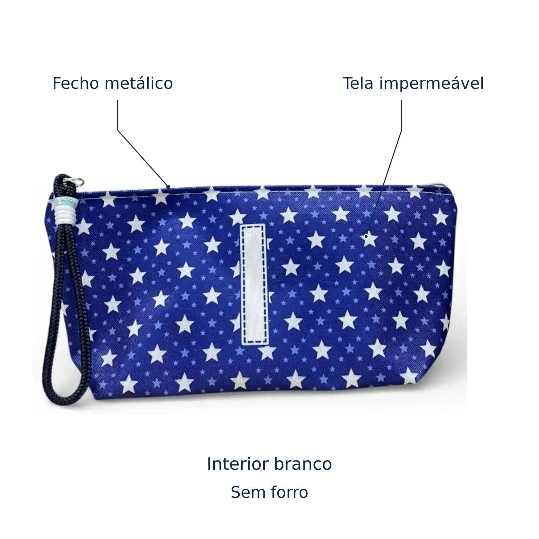 Bolsa Alex azul com letra I — tela impermeável, fecho metálico, interior branco e sem forro.