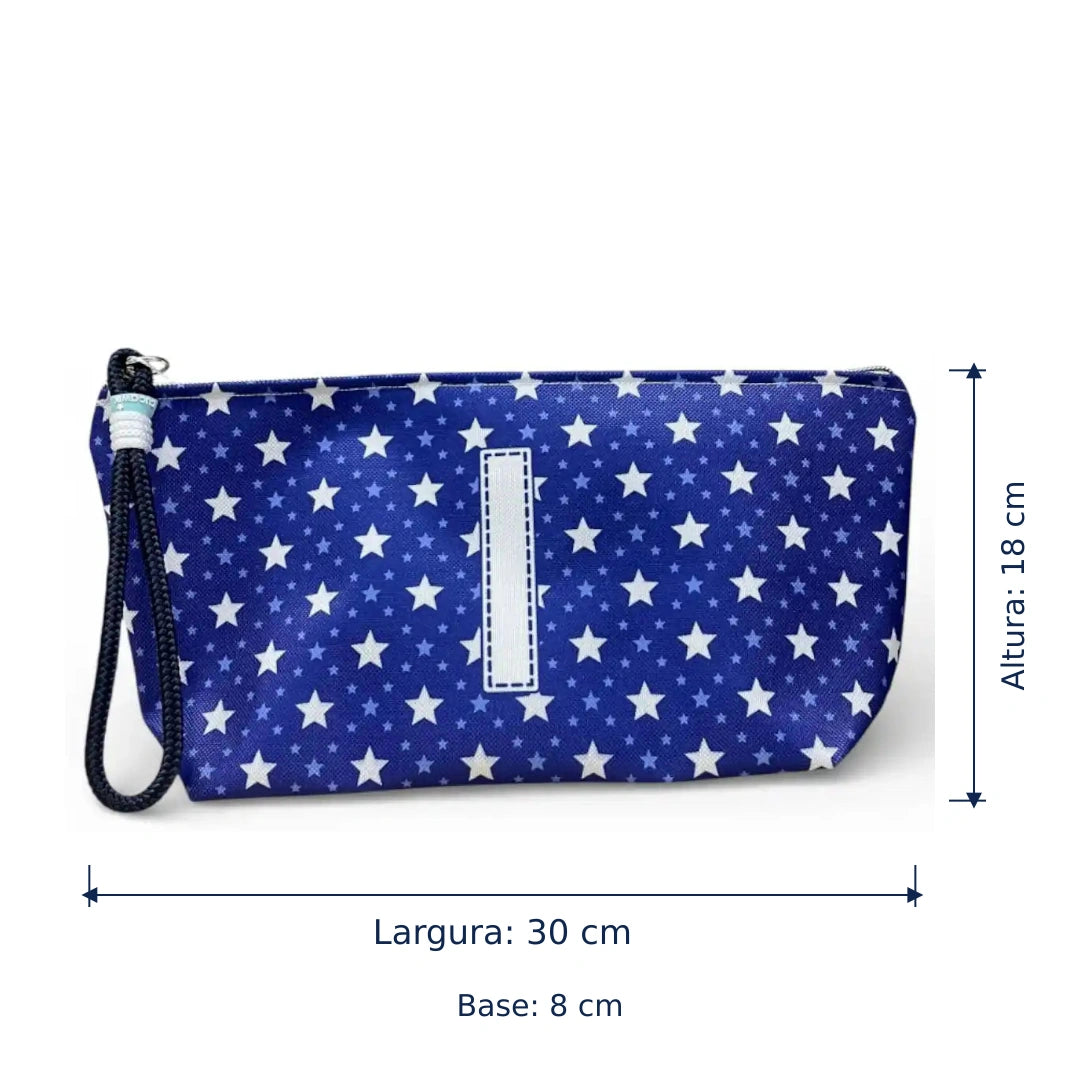 Bolsa Alex azul com letra I — largura de 30 cm, altura de 18 cm e base de 8 cm.