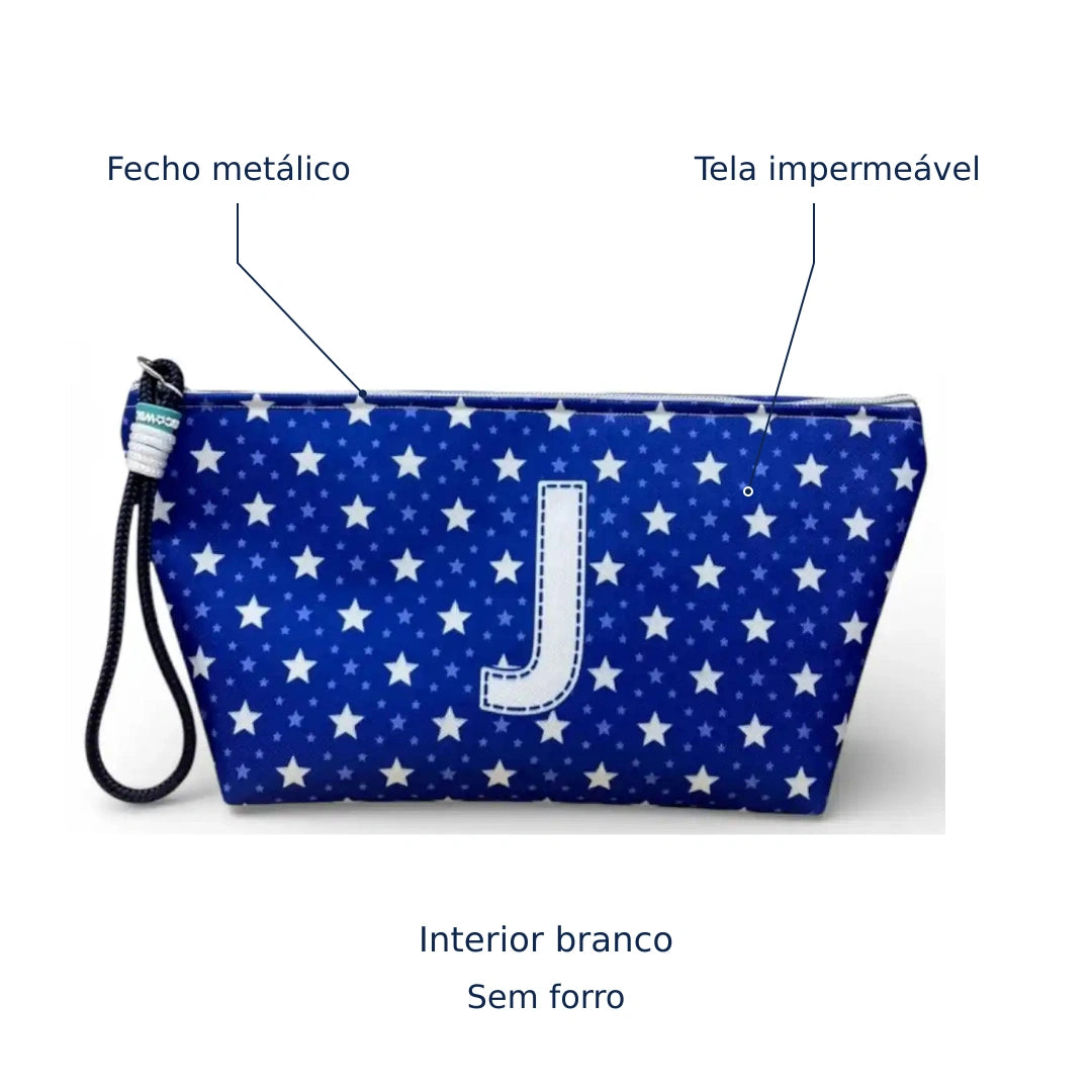 Bolsa Alex azul com letra J — tela impermeável, fecho metálico, interior branco e sem forro.