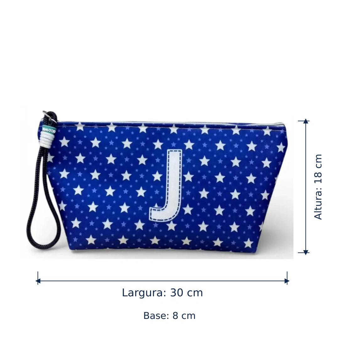 Bolsa Alex azul com letra J — largura de 30 cm, altura de 18 cm e base de 8 cm.