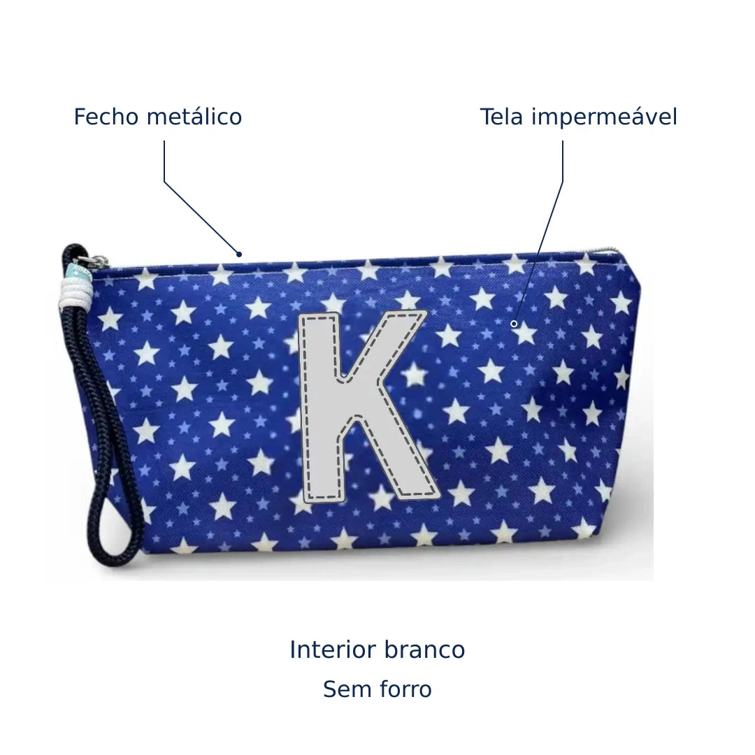 Bolsa Alex azul com letra K — tela impermeável, fecho metálico, interior branco e sem forro.