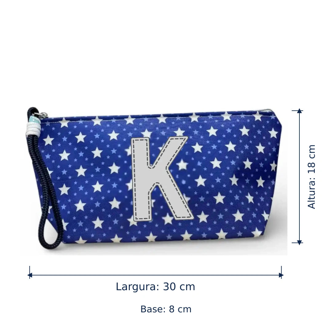 Bolsa Alex azul com letra K — largura de 30 cm, altura de 18 cm e base de 8 cm.