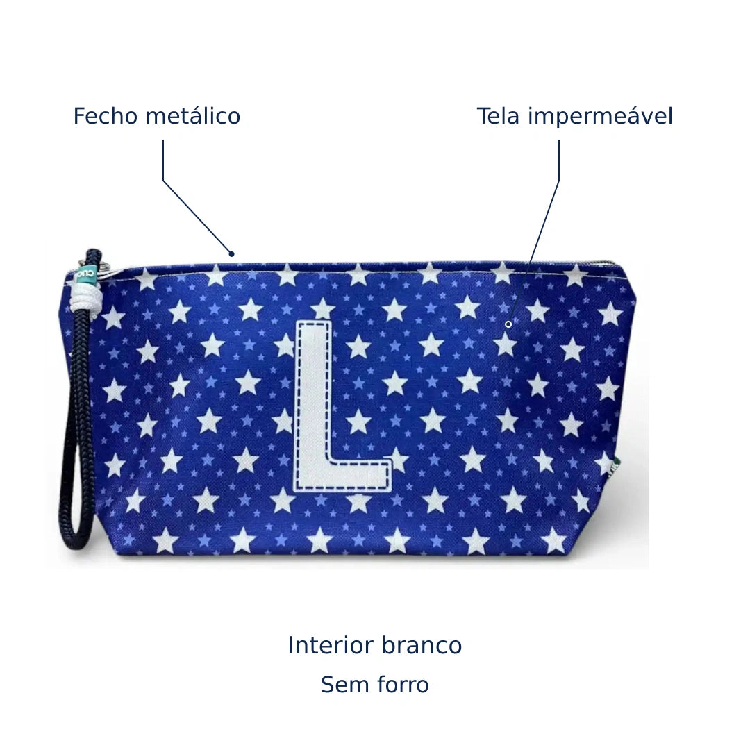 Bolsa Alex azul com letra L — tela impermeável, fecho metálico, interior branco e sem forro.