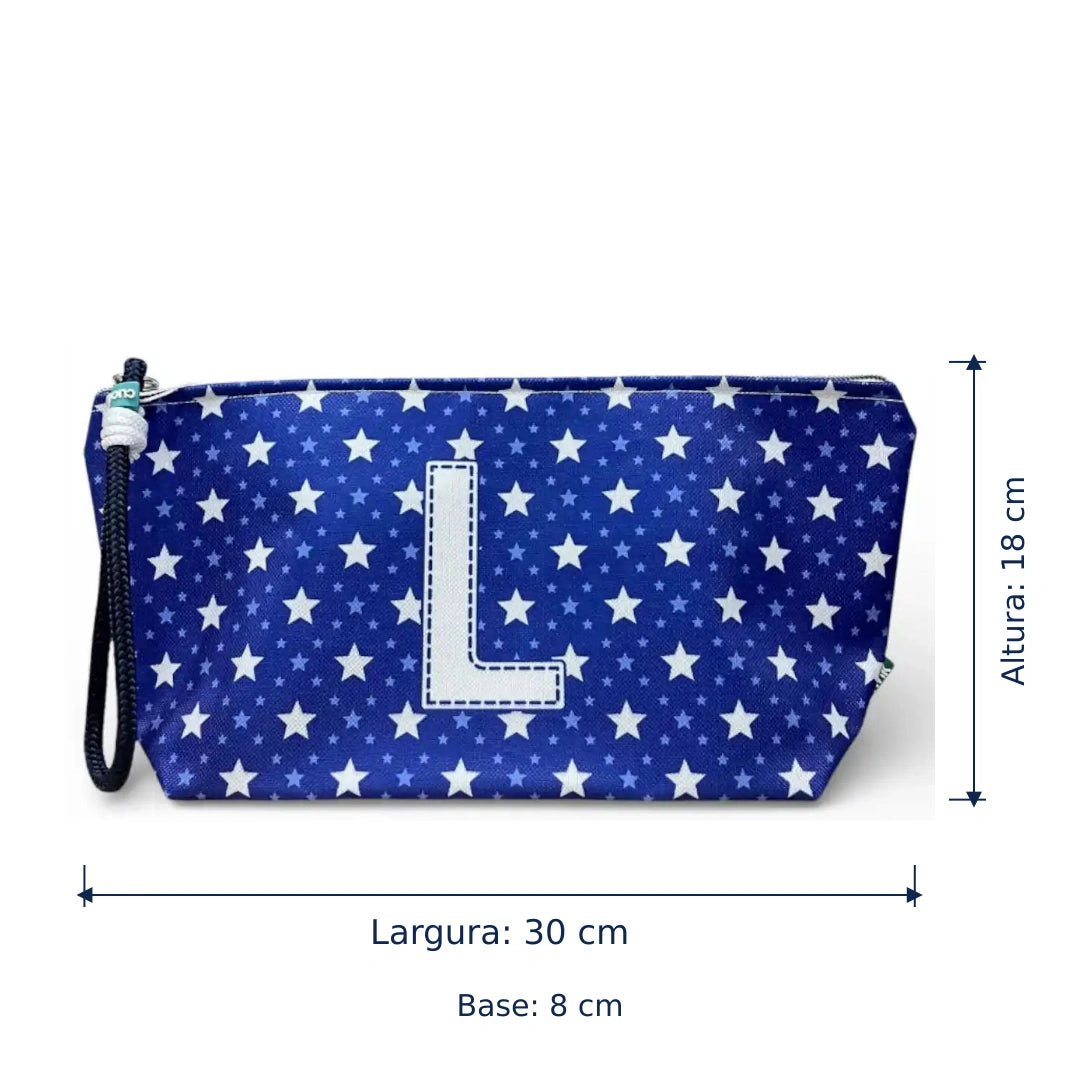 Bolsa Alex azul com letra L — largura de 30 cm, altura de 18 cm e base de 8 cm.