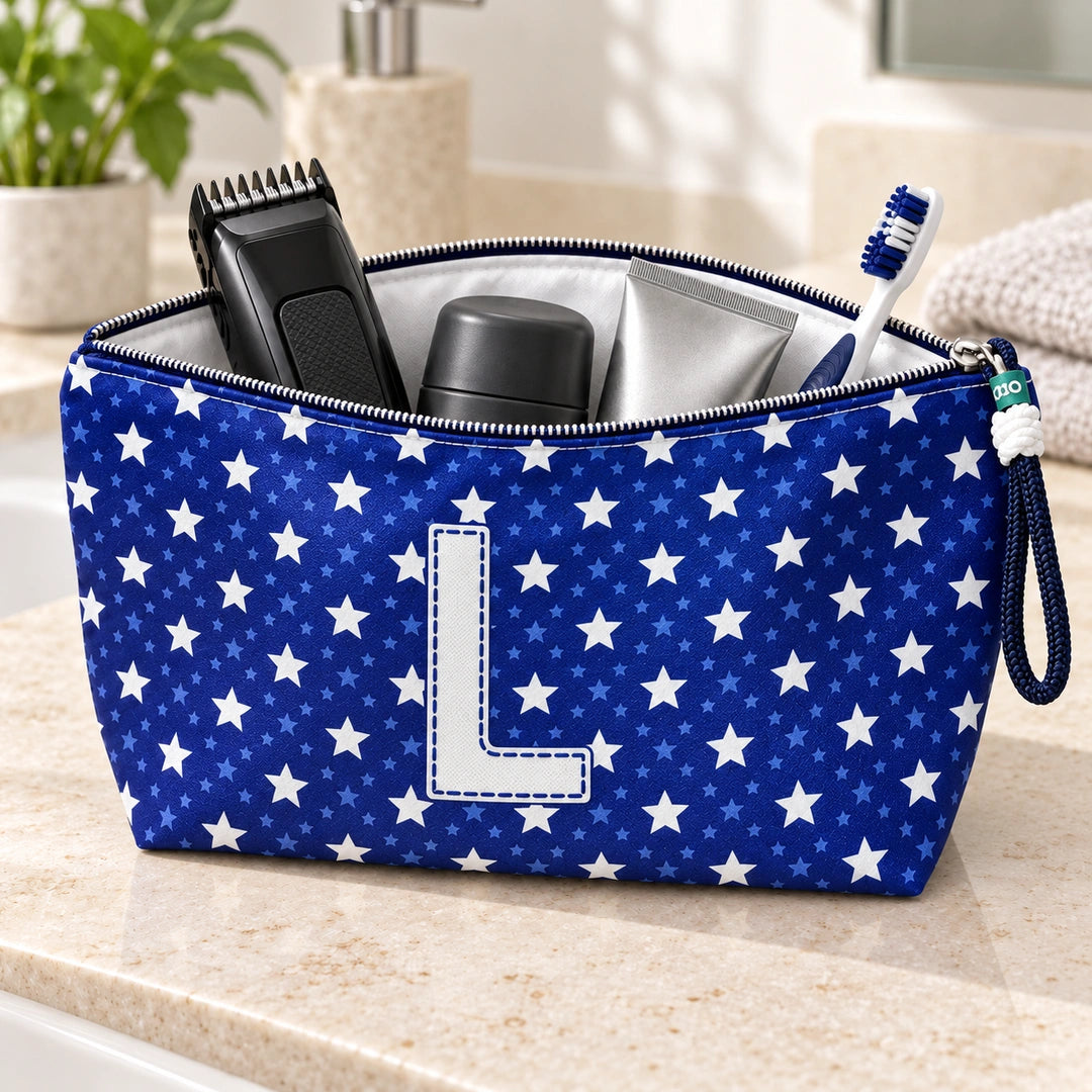 Bolsa Alex azul com letra L aberta, com produtos de higiene masculina, interior branco e fecho metálico.
