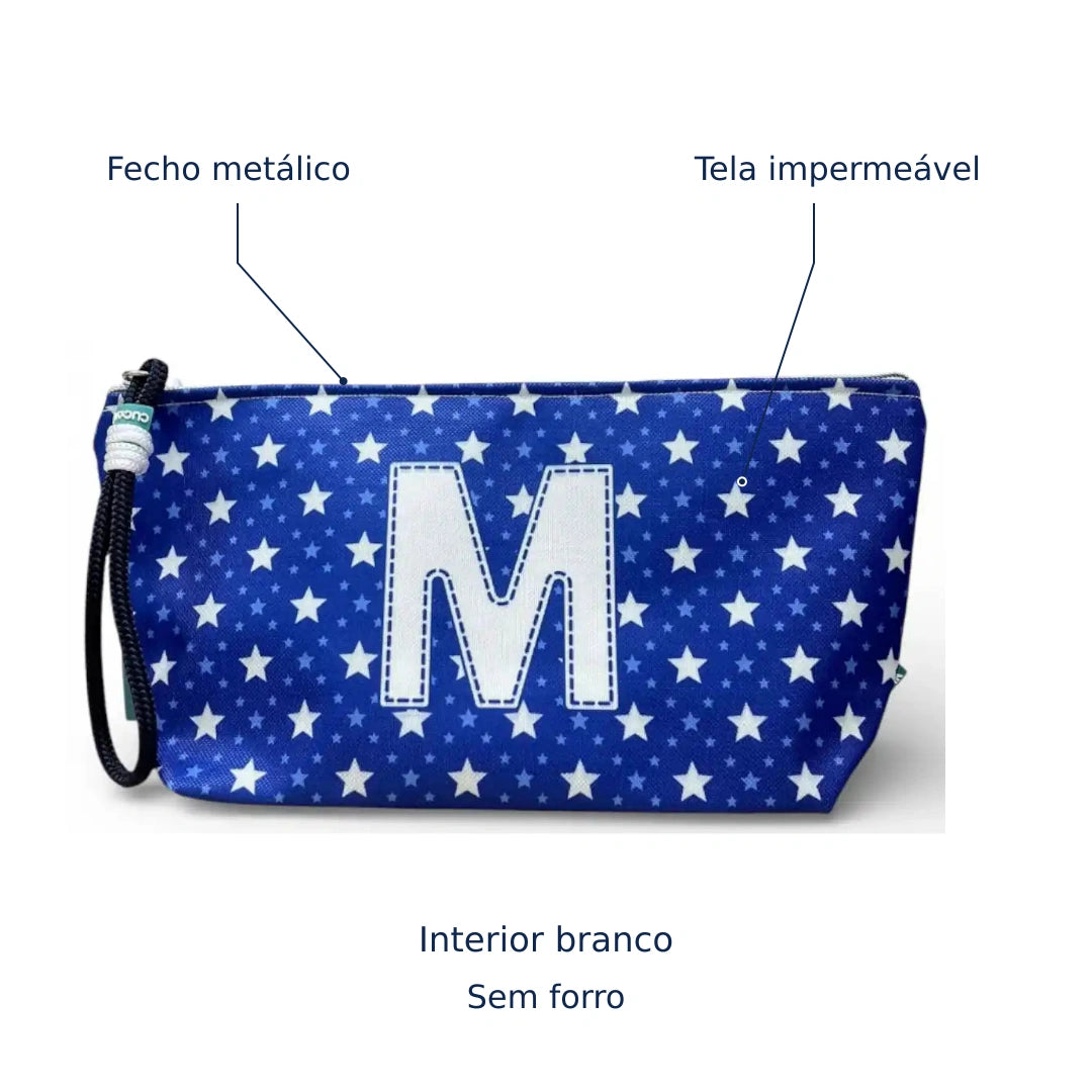 Bolsa Alex azul com letra M — tela impermeável, fecho metálico, interior branco e sem forro.