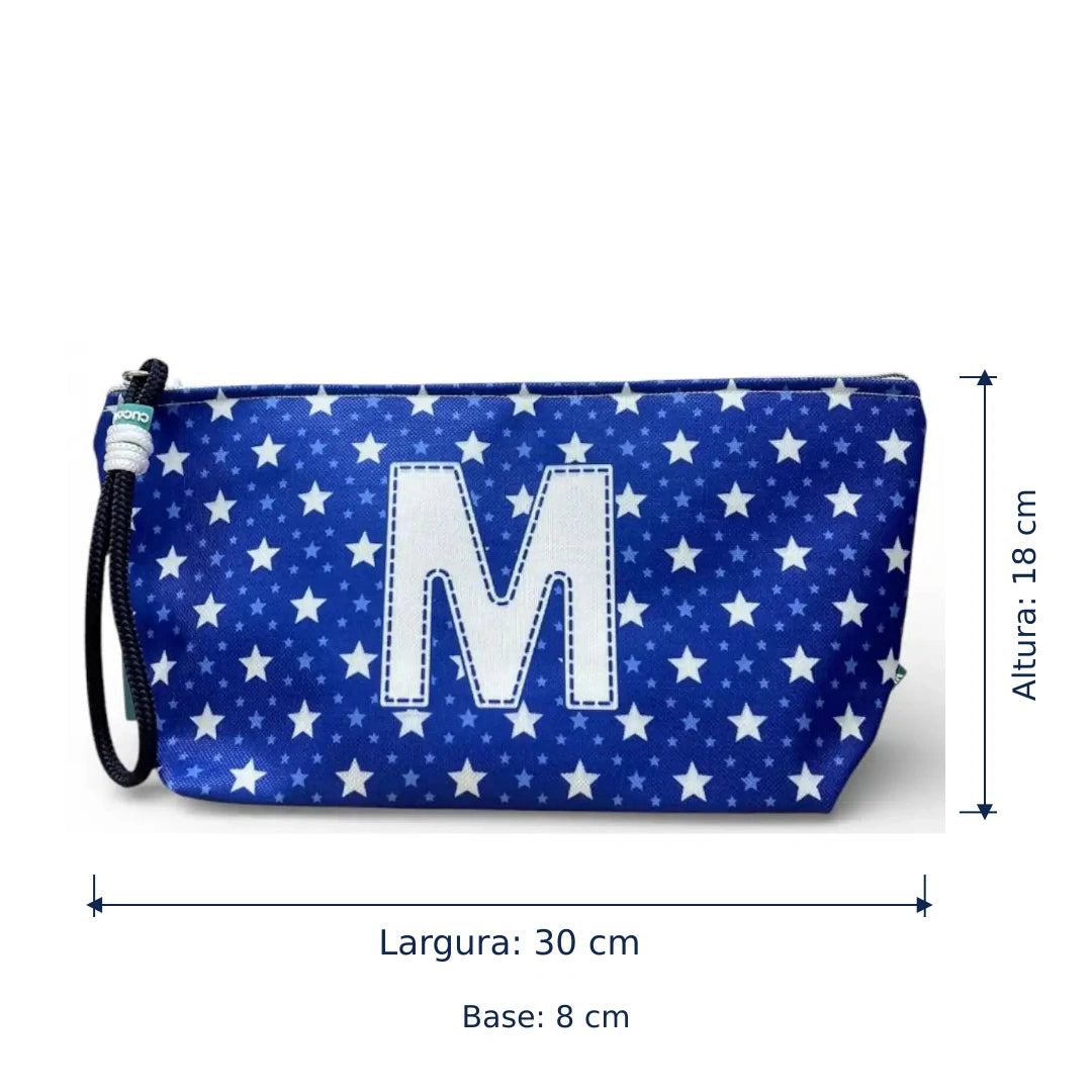 Bolsa Alex azul com letra M — largura de 30 cm, altura de 18 cm e base de 8 cm.