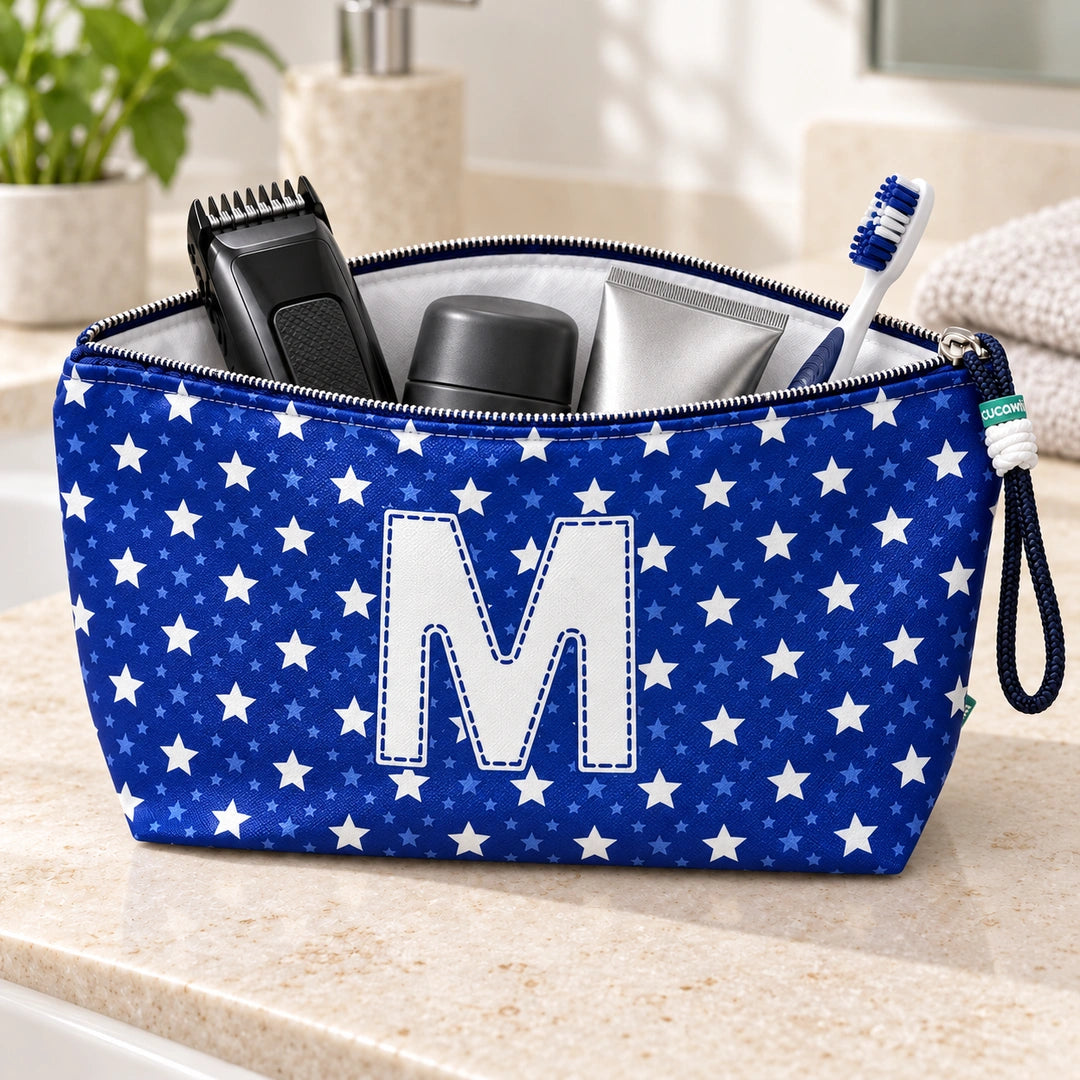 Bolsa Alex azul com letra M aberta, com produtos de higiene masculina, interior branco e fecho metálico.