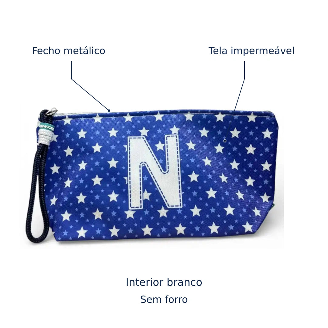 Bolsa Alex azul com letra N — tela impermeável, fecho metálico, interior branco e sem forro.