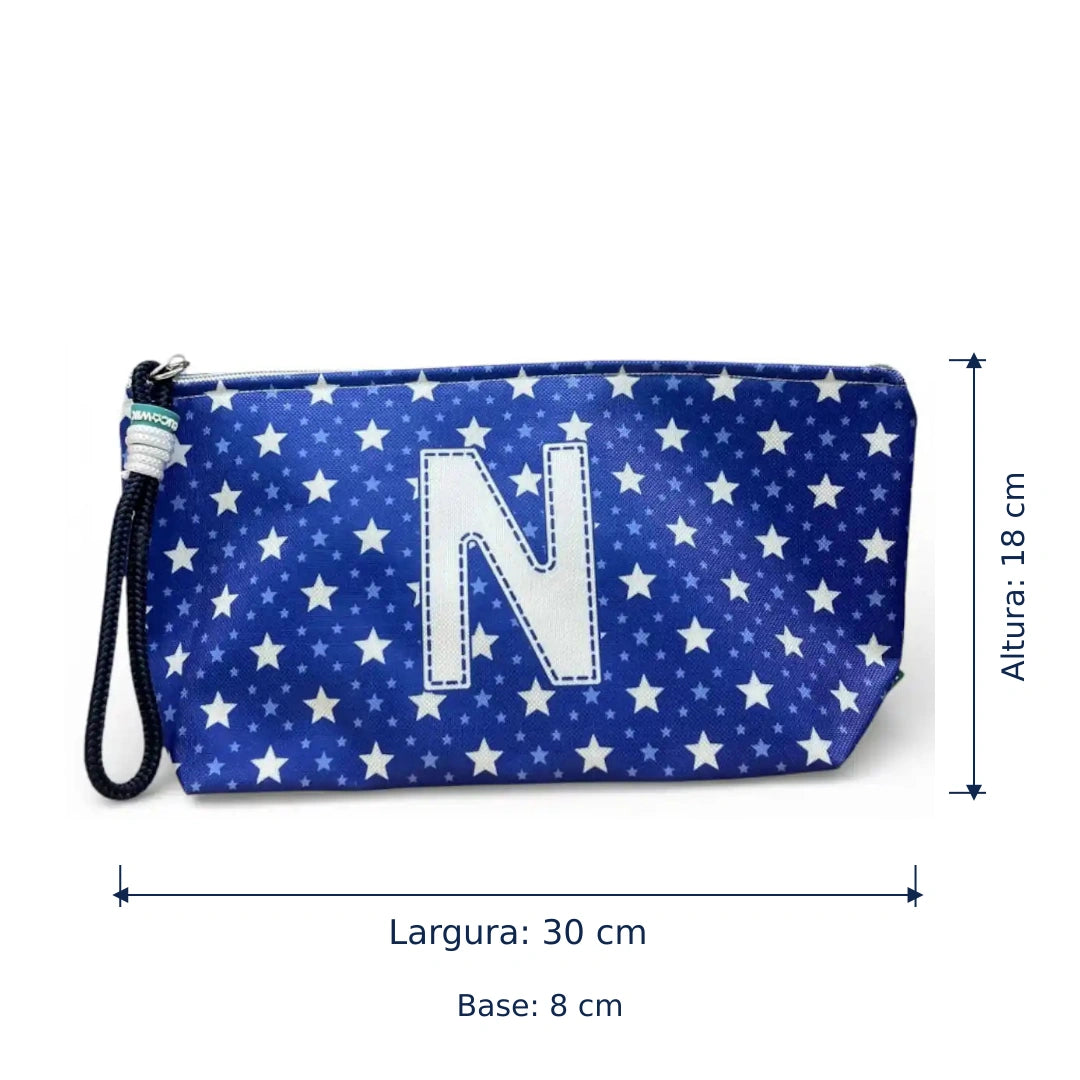 Bolsa Alex azul com letra N — largura de 30 cm, altura de 18 cm e base de 8 cm.