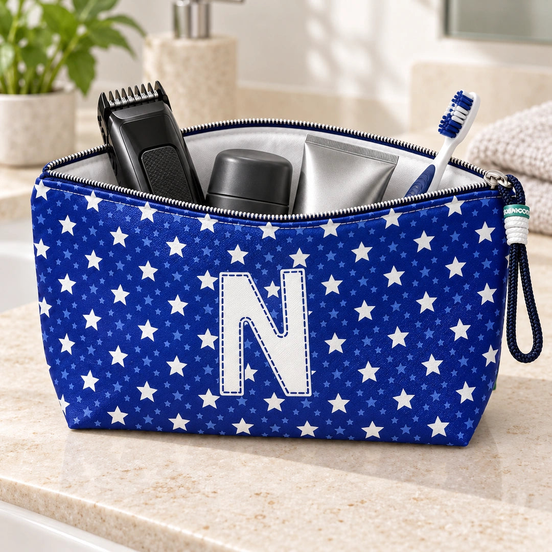 Bolsa Alex azul com letra N aberta, com produtos de higiene masculina, interior branco e fecho metálico.