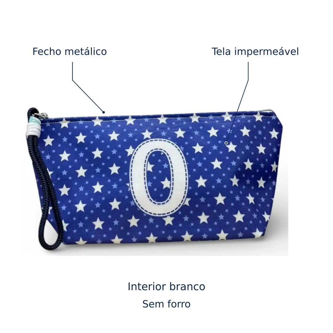 Bolsa Alex azul com letra O — tela impermeável, fecho metálico, interior branco e sem forro.