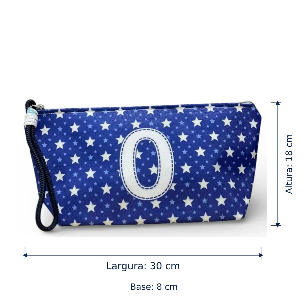 Bolsa Alex azul com letra O — largura de 30 cm, altura de 18 cm e base de 8 cm.
