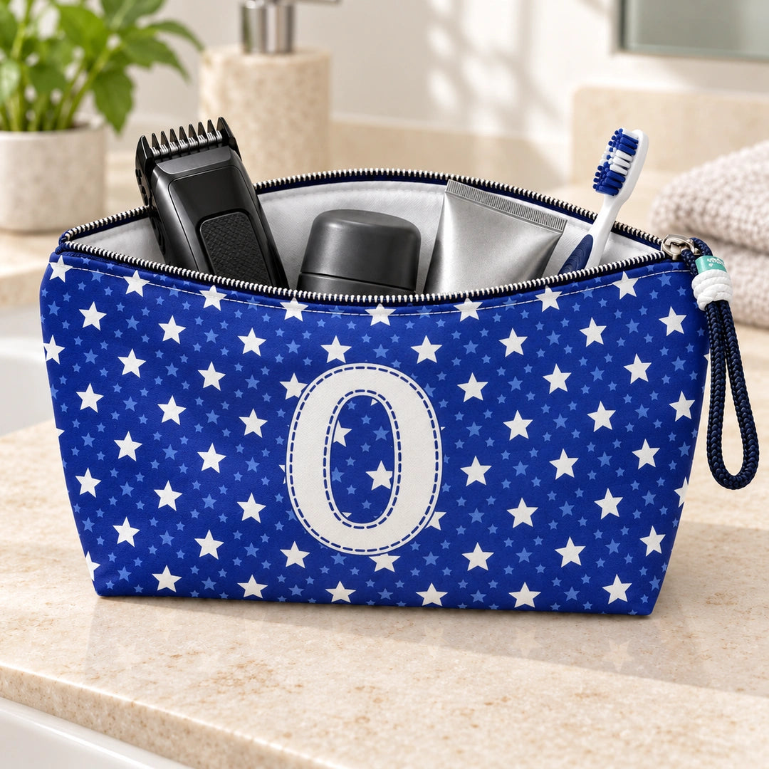 Bolsa Alex azul com letra O aberta, com produtos de higiene masculina, interior branco e fecho metálico.