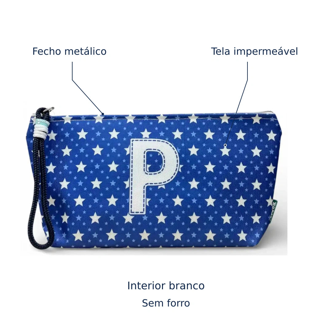 Bolsa Alex azul com letra P — tela impermeável, fecho metálico, interior branco e sem forro.