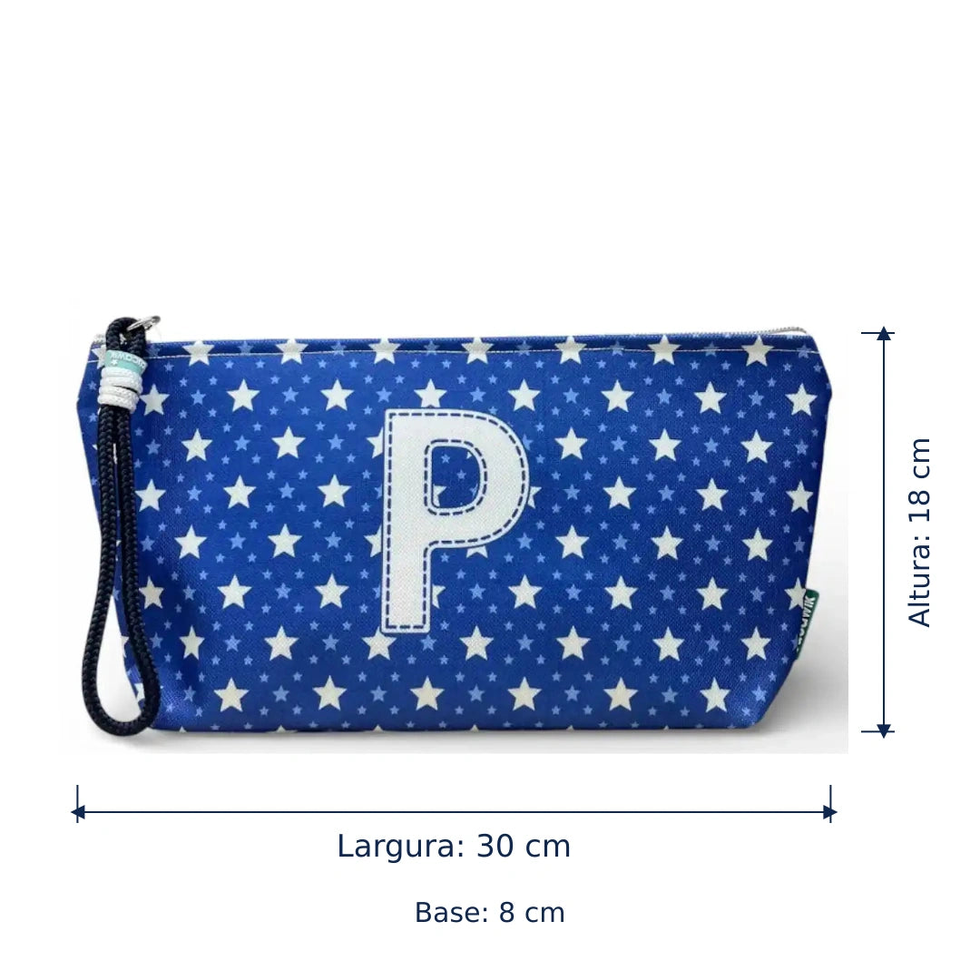 Bolsa Alex azul com letra P — largura de 30 cm, altura de 18 cm e base de 8 cm.