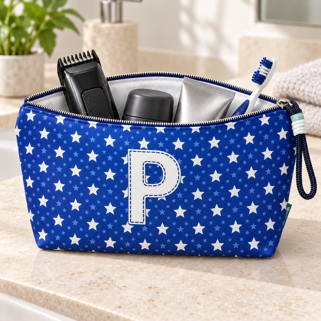 Bolsa Alex azul com letra P aberta, com produtos de higiene masculina, interior branco e fecho metálico.