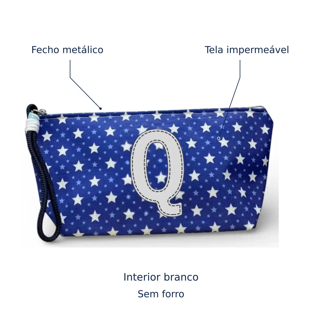 Bolsa Alex azul com letra Q — tela impermeável, fecho metálico, interior branco e sem forro.