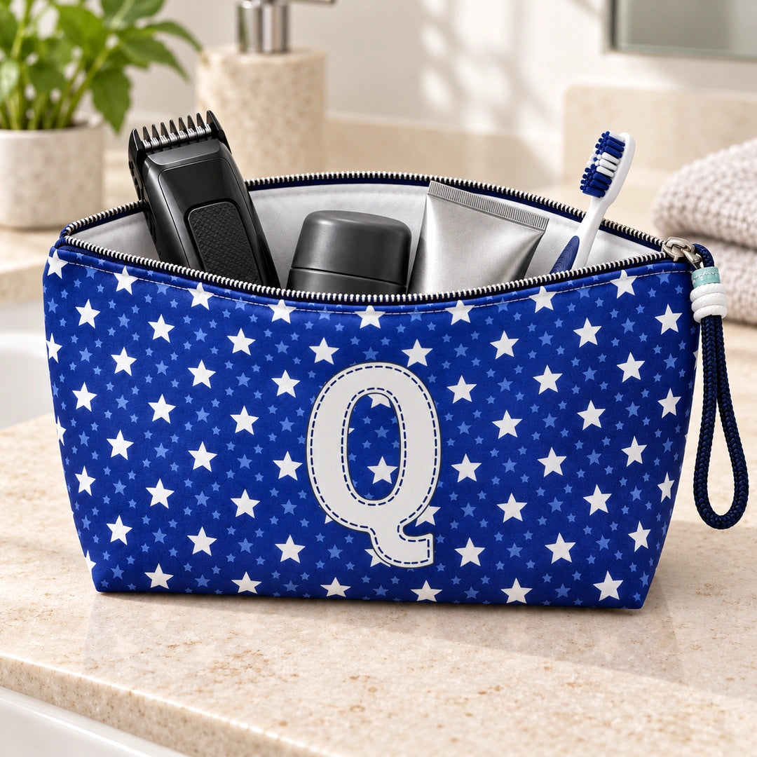 Bolsa Alex azul com letra Q aberta, com produtos de higiene masculina, interior branco e fecho metálico.