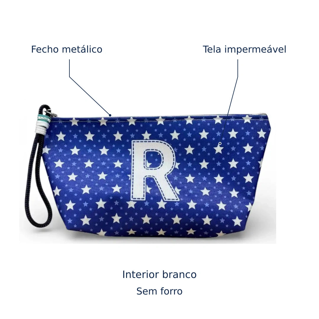 Bolsa Alex azul com letra R — tela impermeável, fecho metálico, interior branco e sem forro.